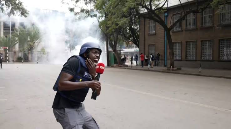 How Larry Madowo Exposed Police Brutality Despite Media Clampdown? Daily Euro Times How Larry Madowo Exposed Police Brutality Despite Media Clampdown?